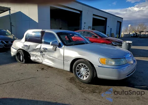 2002 Lincoln Town Car Signature z USA, uszkodzony, nr VIN 1LNHM82W52Y663488